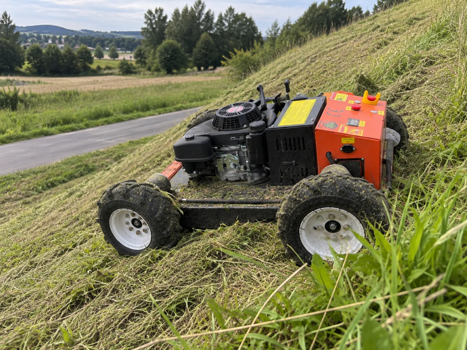 Kosiarka zdalnie sterowana TERBOT M55 Mini podczas pracy w terenie