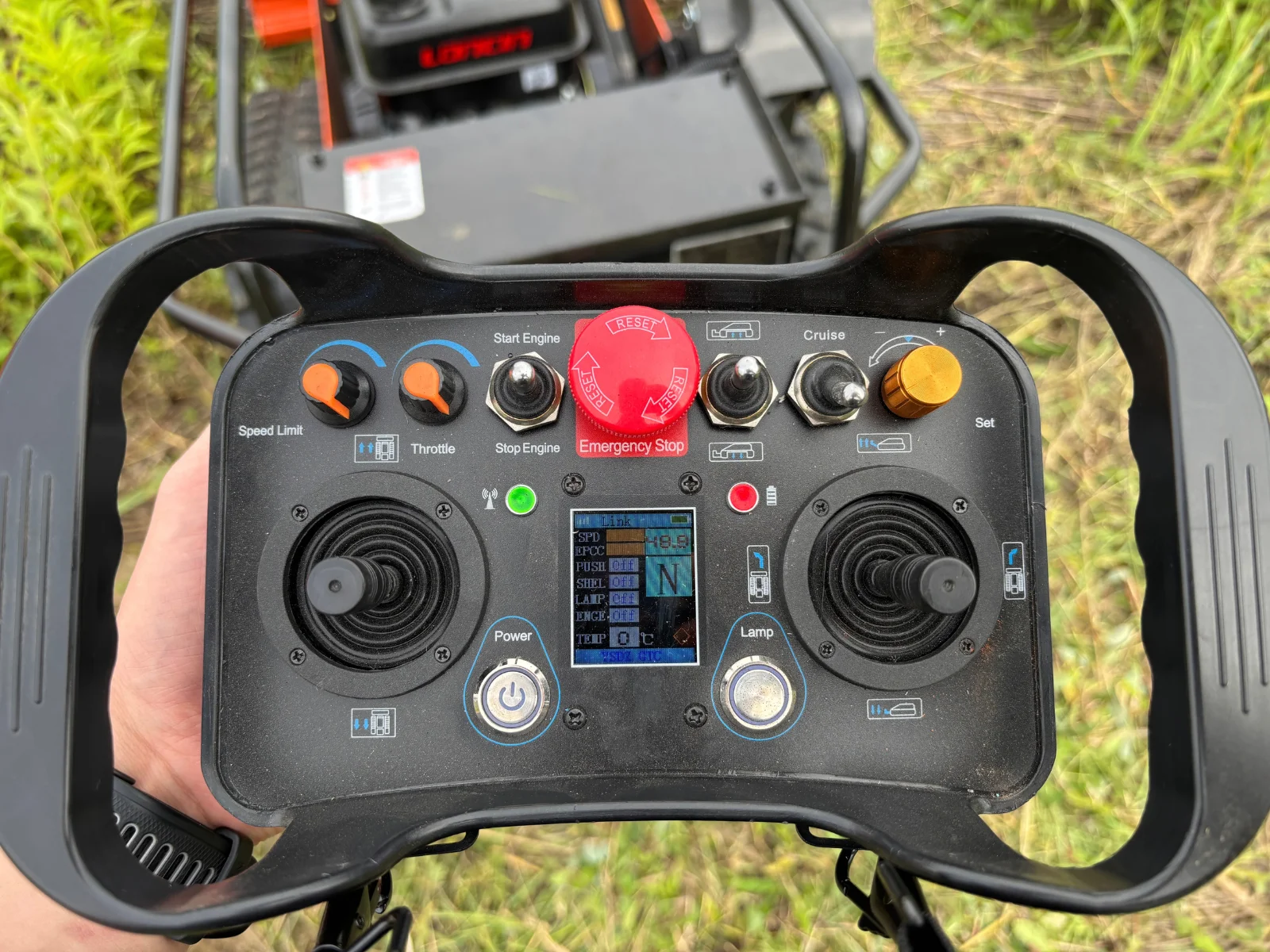Sterowanie zdalne kosiarką gąsienicową TERBOT B80 Mulcher za pomocą pilota