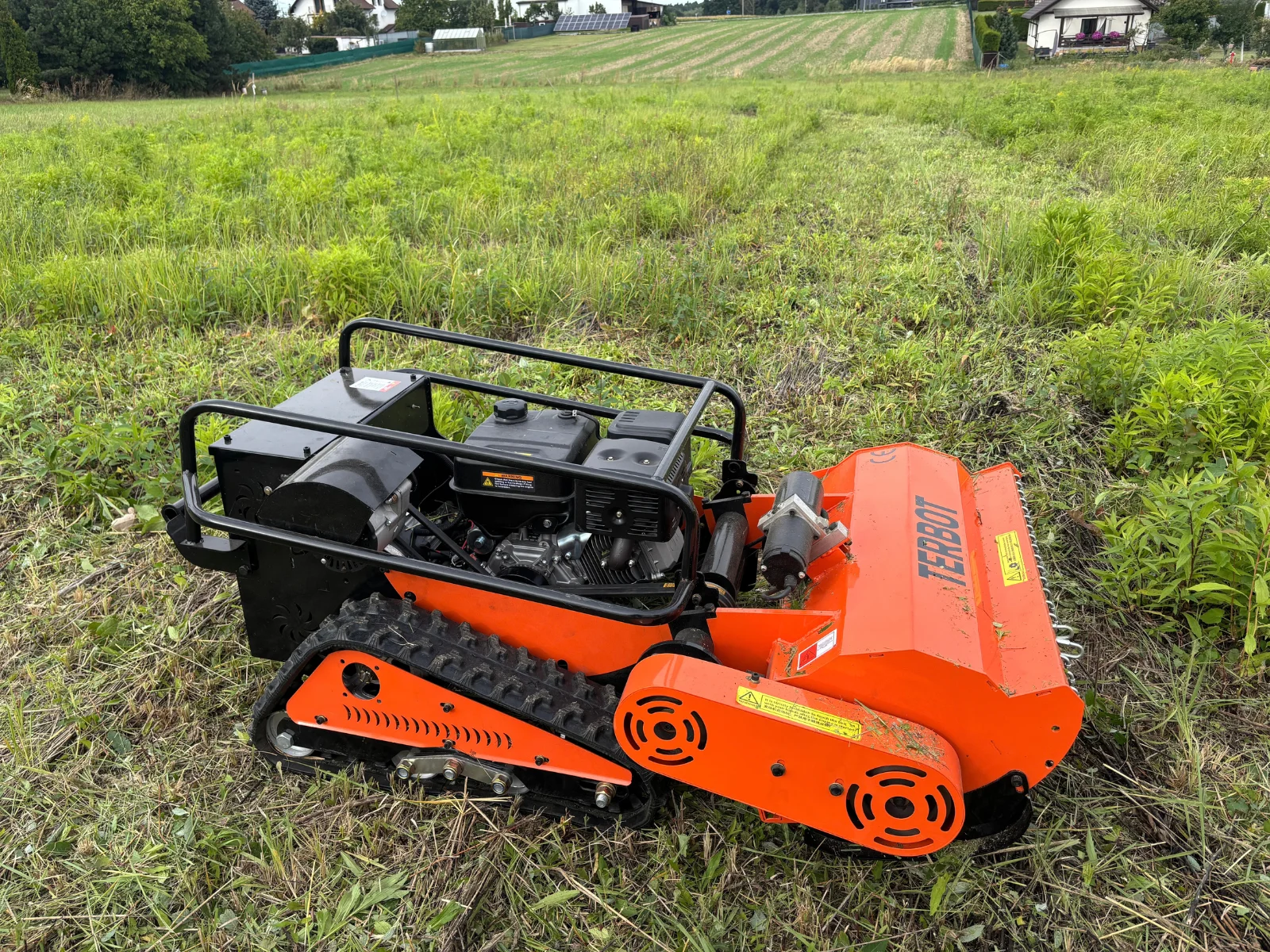 Kosiarka gąsienicowa zdalnie sterowana TERBOT B80 Mulcher podczas pracy na nierównym terenie