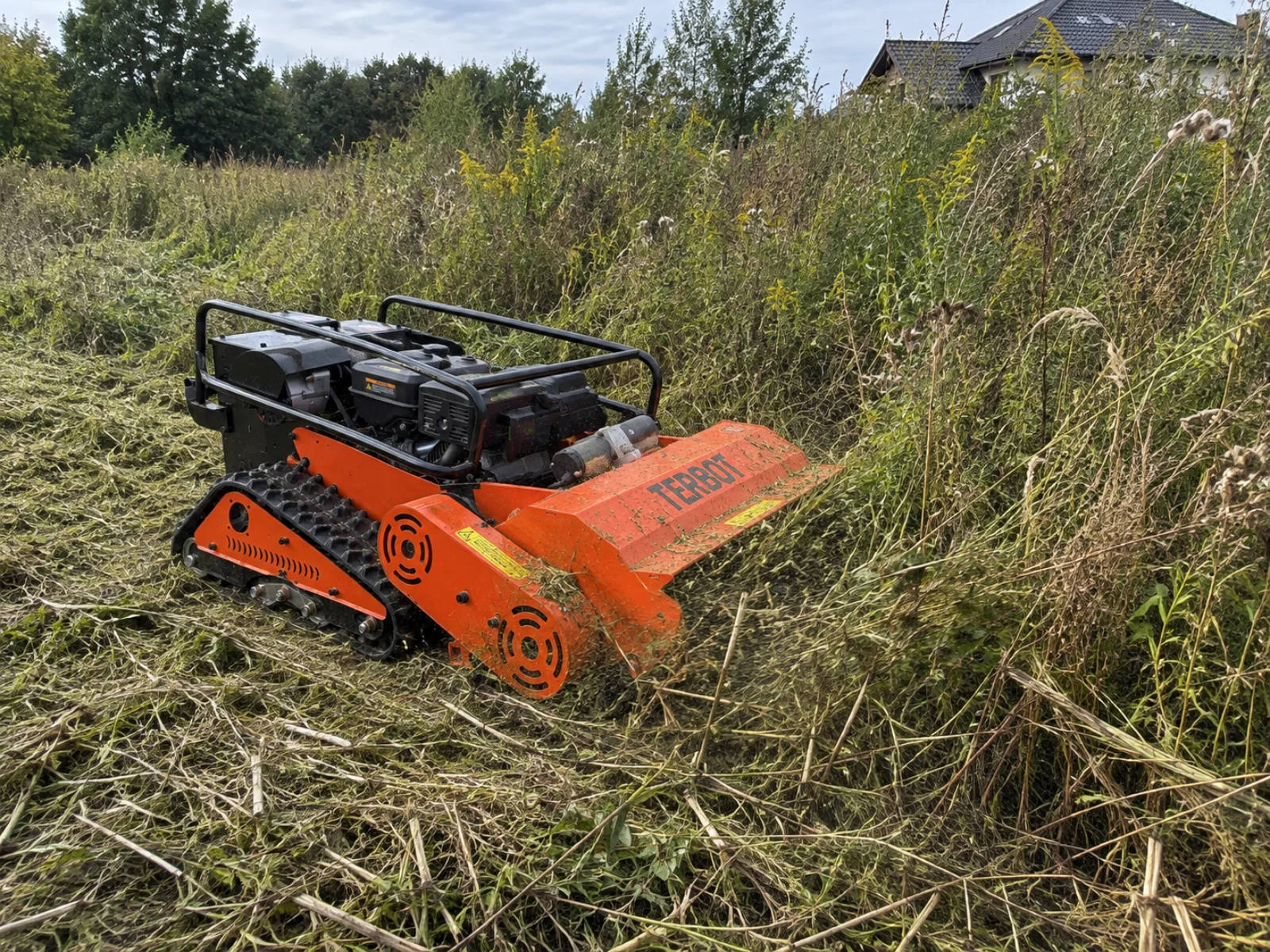 Kosiarka do nieużytków TERBOT B80 Mulcher podczas koszenia wysokiej trawy i zarośli