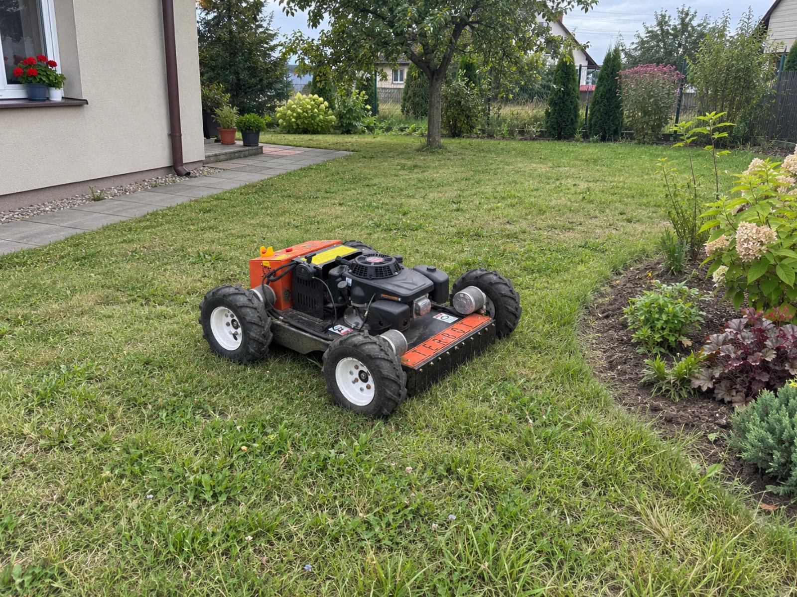 TERBOT M55 Mini podczas regularnego koszenia trawy w ogrodzie i na posesji